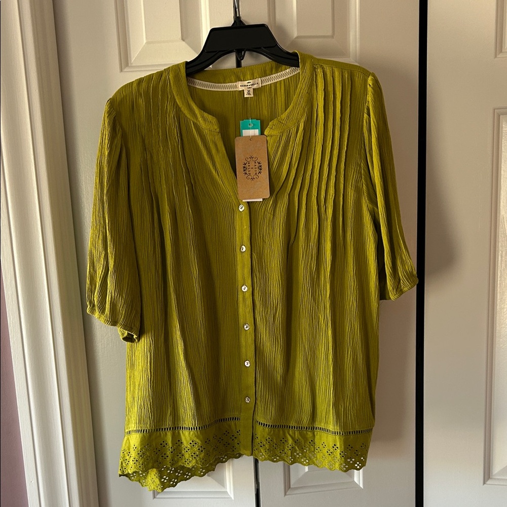Lightweight Lime Green Button-Front Blouse with Eyelet Hem